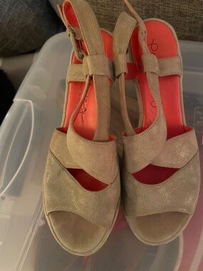 Pas de Rouge Beige Wedge Sandals with Coral Insole Accents